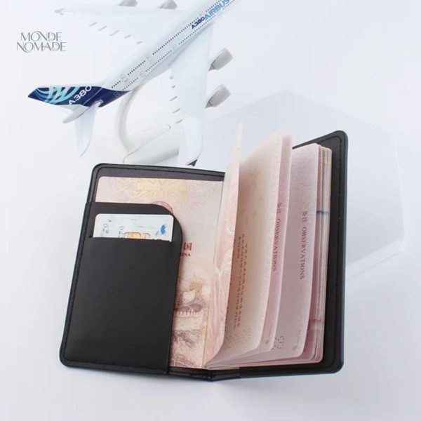 Passeport protégé avec cet étui léger et durable, parfait en avion