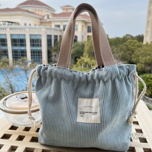 Accessoire de voyage : trousse de toilette en velours