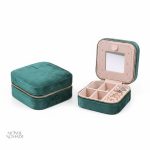 Rangement en velours pour bijoux lors de vos voyages
