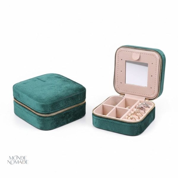 Rangement en velours pour bijoux lors de vos voyages