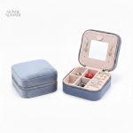 Accessoire de voyage : boîte à bijoux en velours