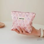 Trousse à maquillage, motif cœurs, design fait main et pratique