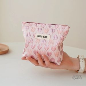 Trousse à maquillage, motif cœurs, design fait main et pratique