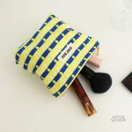 Accessoire cosmétique en motifs plumes colorés