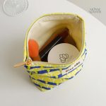Trousse élégante pour maquillage, motifs plume