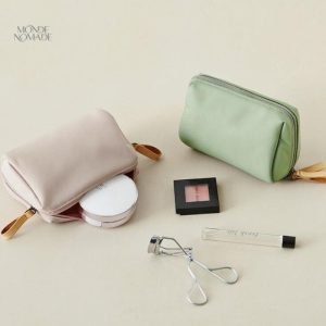 Accessoire de voyage : petite trousse de toilette élégante