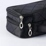 Miroir intégré dans une petite trousse de maquillage