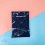 Élégant protège-passeport avec style en marbre
