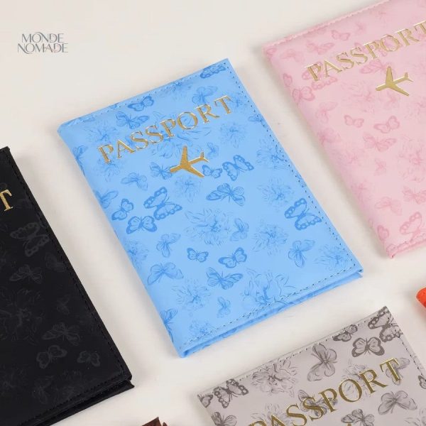 Étui passeport décoré de motifs de papillons colorés