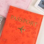 Étui pour passeport avec illustrations de papillons stylisées