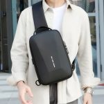 Accessoire de mode : sac de poitrine avec code