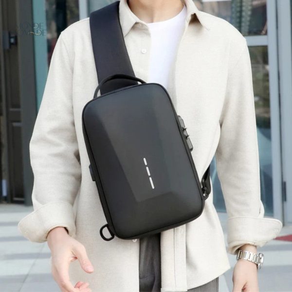 Accessoire de mode : sac de poitrine avec code