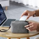 Accessoires informatiques organisés dans une trousse Ugreen
