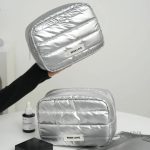 Rangement efficace pour cosmétiques et essentiels de voyage