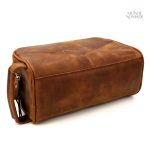 Accessoire de voyage en cuir marron, pratique et durable