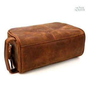 Accessoire de voyage en cuir marron, pratique et durable