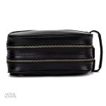 Accessoire en cuir noir pour hygiène et beauté