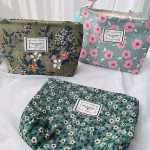 Accessoire de voyage féminin avec motif floral coloré, facile à transporter