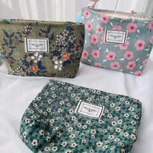 Accessoire de voyage féminin avec motif floral coloré, facile à transporter