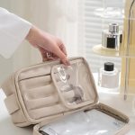 Trousse de toilette compacte pour un rangement facile lors des déplacements