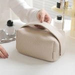 Pochette de voyage pour femmes, idéale pour organiser les essentiels toilette