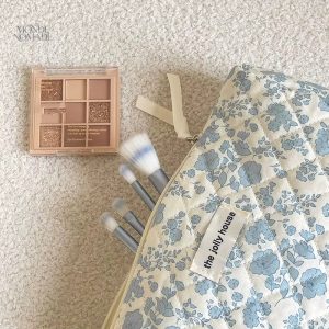 Accessoire de beauté avec design floral élégant et pratique