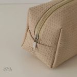 Trousse de toilette féminine en matériau naturel