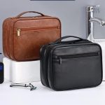 Équipement de toilettage : trousse avec crochet pour homme
