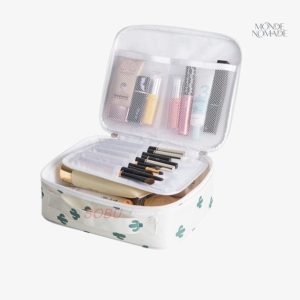 Trousse colorée avec motif cerises pour le voyage