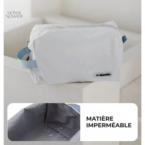 Accessoire de voyage : trousse de toilette légère et spacieuse
