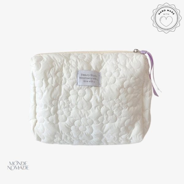 Trousse de toilette spacieuse et stylée en tissu matelassé