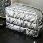 Trousse de toilette femme au design matelassé