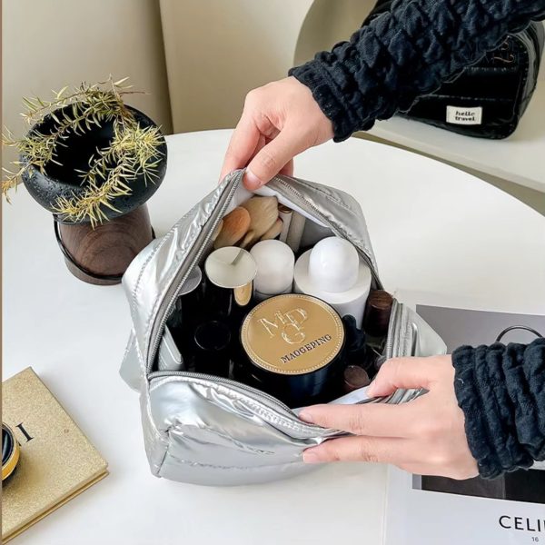 Trousse matelassée stylée pour cosmétiques et accessoires