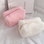 Trousse de toilette tendance en matériau moumoute