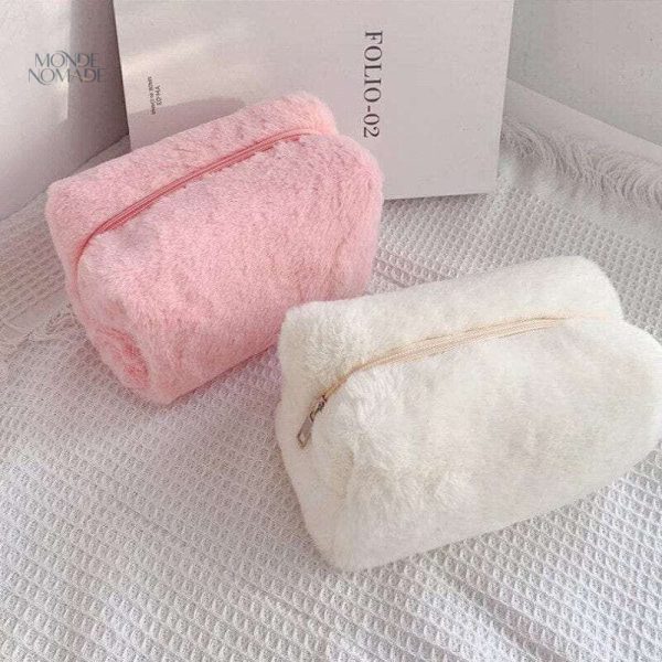Trousse de toilette tendance en matériau moumoute