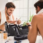 Trousse homme avec accroche pour salle de bain