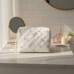 Accessoire de voyage en tissu matelassé motifs nœuds papillon