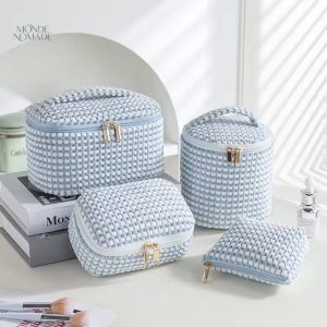 Modèle féminin de trousse velours