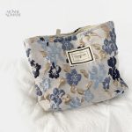 Trousse de toilette décorée de motifs floraux classiques