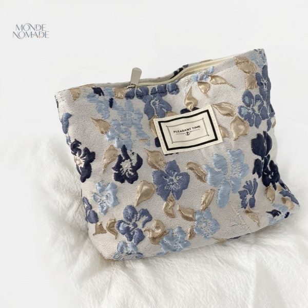 Trousse de toilette décorée de motifs floraux classiques