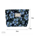 Organisation de produits de beauté dans une trousse fleurie