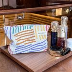Accessoire de beauté : trousse colorée en velours