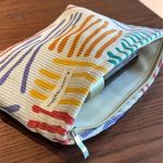 Trousse de maquillage rayée, design moderne et coloré