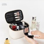 Accessoire de beauté en cuir avec métal doré