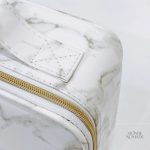 Vanity case en marbre pour rangement pratique