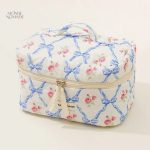 Vanity Case Fleuri Élégant en Tissu Matelassé