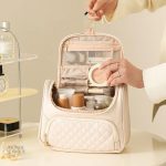 Vanity case suspendu pour optimiser l'espace